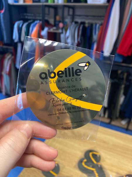 Drop stop personnalisés avec impression sur objet publicitaire pour Abeille Assurance à Clermont-l’Hérault – goodies élégants réalisés en tampographie, impression numérique, gravure et impression laser pour une visibilité durable.