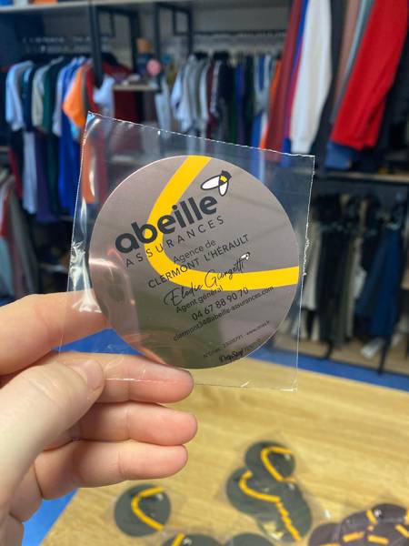 Drop stop personnalisés avec impression sur objet publicitaire pour Abeille Assurance à Clermont-l’Hérault – goodies élégants réalisés en tampographie, impression numérique, gravure et impression laser pour une visibilité durable.