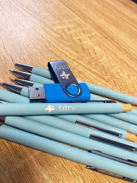 Stylos MO2309, clés USB MO1001