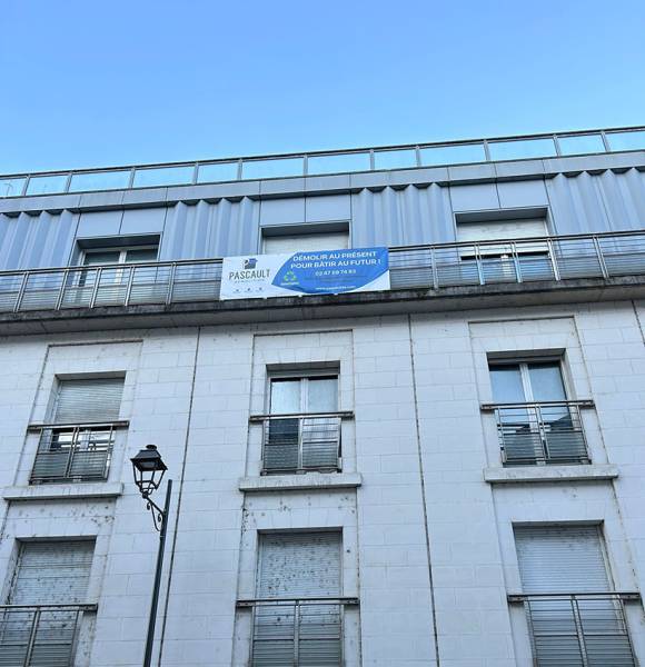 Panneau de travaux et bâche pour la société Pascault Démolition à Descartes, dans l'Indre-et-Loire