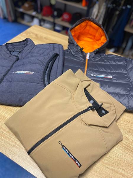 Broderie textile sur polos, doudounes et softshells pour CM Performance à Montpellier – marquage haut de gamme durable et professionnel