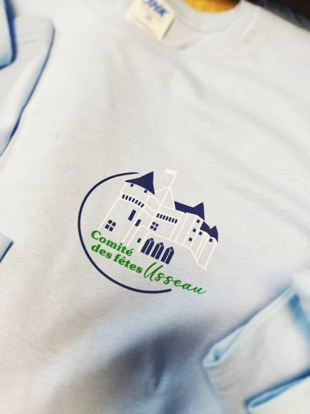 Fourniture de doudounes sans manches brodées et impression DTF sur tee-shirts pour le Comité des Fêtes d’Usseau, Vienne. Showroom textile à Montpellier.