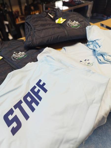 Fourniture de doudounes sans manches brodées et impression DTF sur tee-shirts pour le Comité des Fêtes d’Usseau, Vienne. Showroom textile à Montpellier.