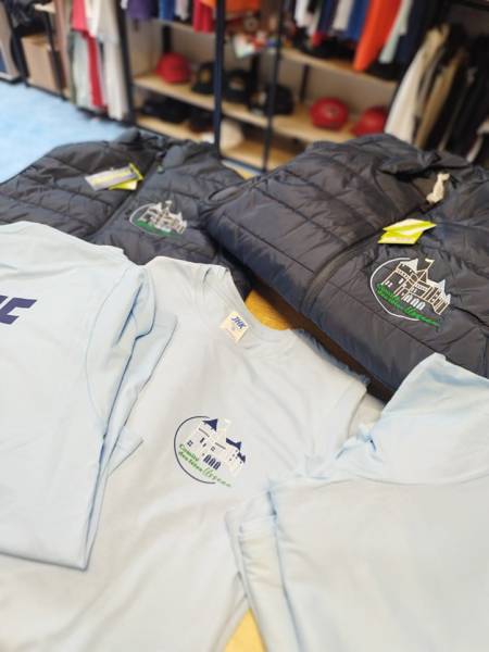 Fourniture de doudounes sans manches brodées et impression DTF sur tee-shirts pour le Comité des Fêtes d’Usseau, Vienne. Showroom textile à Montpellier.