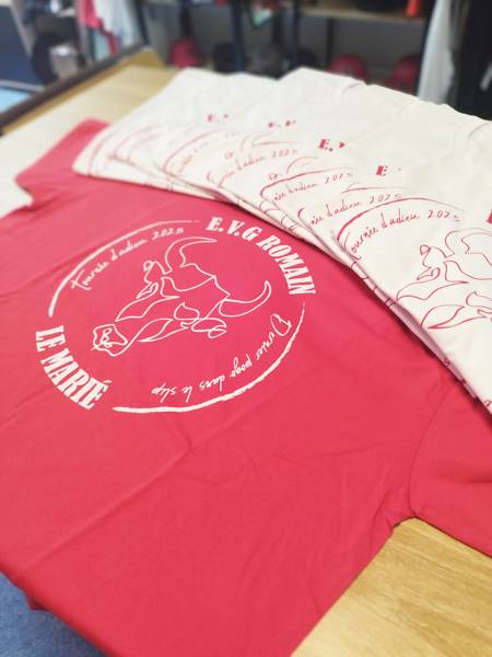 Tee-shirts EVJF & EVG personnalisés à Montpellier – impression textile et impression DTF en petite quantité pour événements uniques et fun.