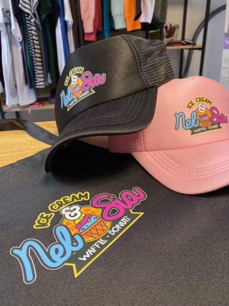 Impression DTF sur tabliers et casquettes fournies pour Nel & Sia au Polygone de Montpellier.