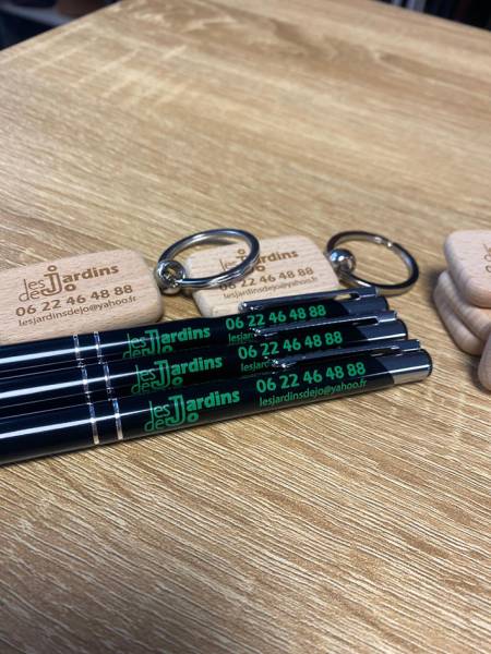 Objets publicitaires personnalisés – Stylos et porte-clés – Les Jardins de JO au Crès prés de Jacou (Hérault)