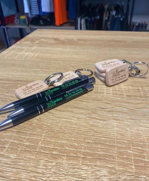 Objets publicitaires personnalisés – Stylos et porte-clés – Les Jardins de JO au Crès prés de Jacou (Hérault)