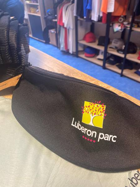 Pour le Camping Luberon Parc, situé à Charleval à proximité de Pertuis et de Cavaillon dans la région Provence-Alpes-Côte d'Azur, nous avons fournis des tee shirt, polos et sacoches bananes pour habillé leurs équipes.