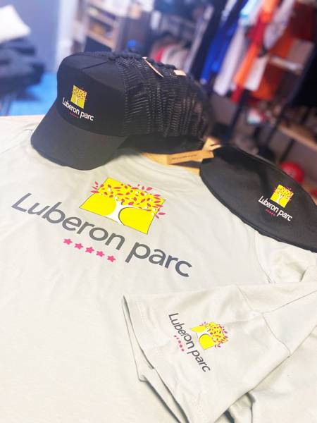 Pour le Camping Luberon Parc, situé à Charleval à proximité de Pertuis et de Cavaillon dans la région Provence-Alpes-Côte d'Azur, nous avons fournis des tee shirt, polos et sacoches bananes pour habillé leurs équipes.