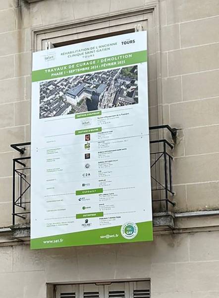 Panneau de travaux et bâche pour la société Pascault Démolition à Descartes, dans l'Indre-et-Loire