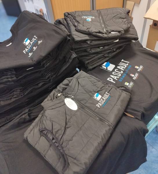 Broderie sur doudounes sans manche et impression DTF sur tee shirt pour la société Pascault Démolition à Descartes, proches de Châtellerault Région Centre-Val de Loire.