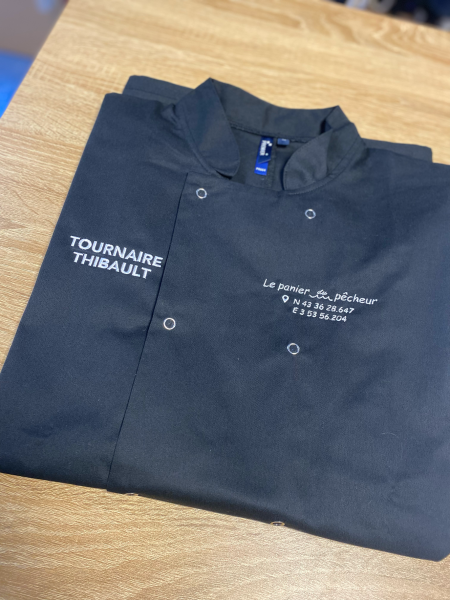 Textile personnalisé pour Le Panier du Pêcheur à Montpellier : broderie textile sur doudounes, vestes et casquettes et impression DTF sur tee-shirts pour un marquage professionnel durable et impactant.