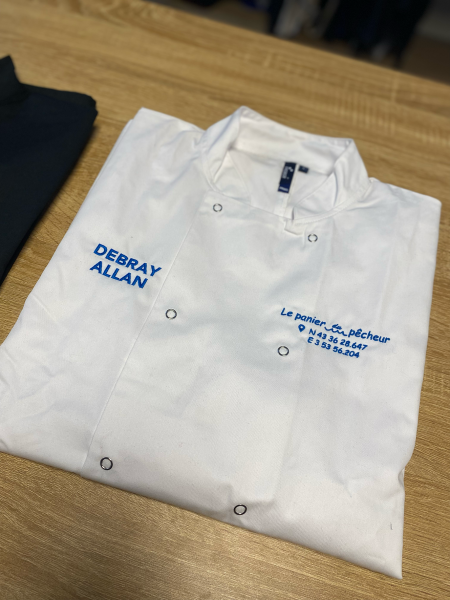 Textile personnalisé pour Le Panier du Pêcheur à Montpellier : broderie textile sur doudounes, vestes et casquettes et impression DTF sur tee-shirts pour un marquage professionnel durable et impactant.