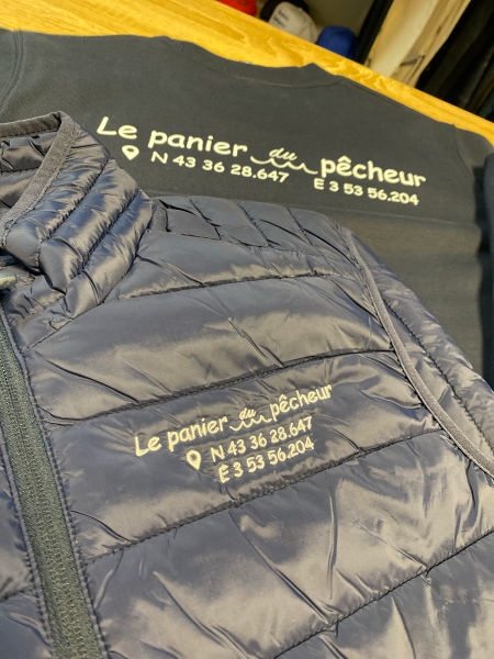 Textile personnalisé pour Le Panier du Pêcheur à Montpellier : broderie textile sur doudounes, vestes et casquettes et impression DTF sur tee-shirts pour un marquage professionnel durable et impactant.