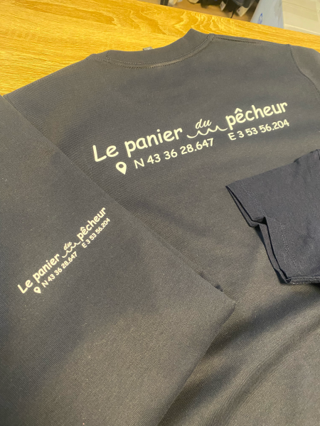 Textile personnalisé pour Le Panier du Pêcheur à Montpellier : broderie textile sur doudounes, vestes et casquettes et impression DTF sur tee-shirts pour un marquage professionnel durable et impactant.