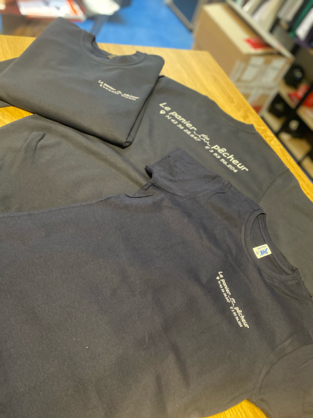 Textile personnalisé pour Le Panier du Pêcheur à Montpellier : broderie textile sur doudounes, vestes et casquettes et impression DTF sur tee-shirts pour un marquage professionnel durable et impactant.