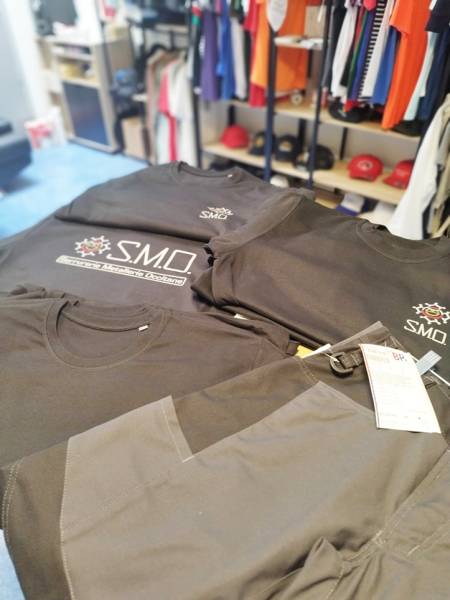 Fourniture et impression DTF de vêtements de travail personnalisés (tee-shirts, sweats, pantalons) pour SMO à Loupian – marquage textile durable et professionnel dans le Bassin de Thau.