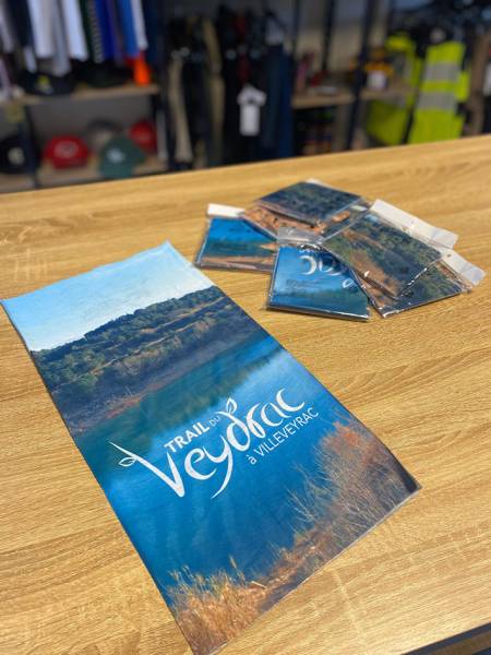 Goodies et objets publicitaires personnalisés pour le Trail de Veydrac : tour de cou en impression total sublimation, sacs en sérigraphie et accessoires événementiels pour une visibilité durable.