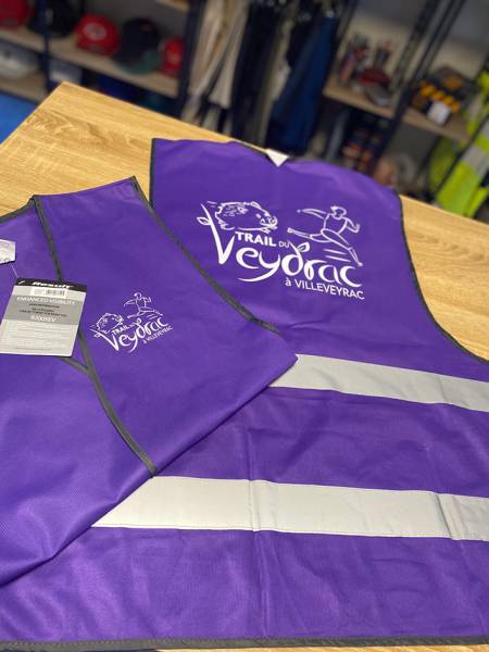 Goodies et objets publicitaires personnalisés pour le Trail de Veydrac : tour de cou en impression total sublimation, sacs en sérigraphie et accessoires événementiels pour une visibilité durable.
