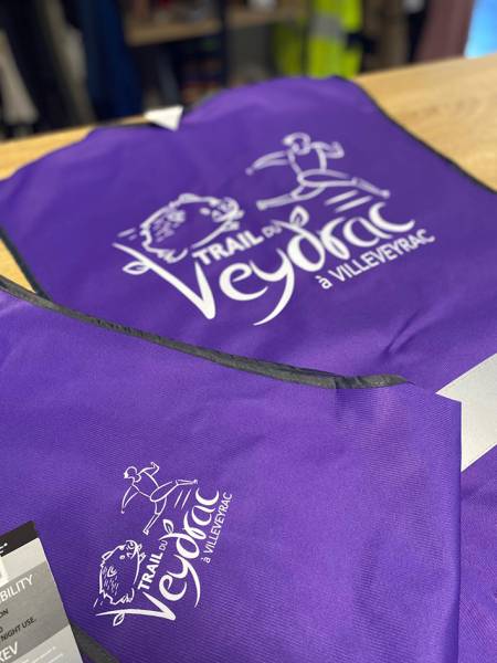 Goodies et objets publicitaires personnalisés pour le Trail de Veydrac : tour de cou en impression total sublimation, sacs en sérigraphie et accessoires événementiels pour une visibilité durable.