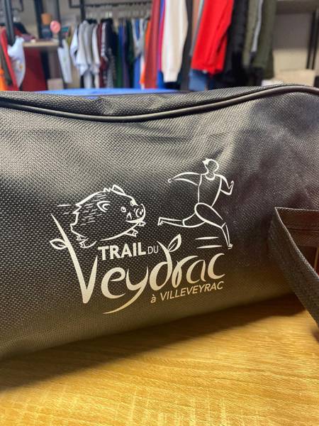 Goodies et objets publicitaires personnalisés pour le Trail de Veydrac : tour de cou en impression total sublimation, sacs en sérigraphie et accessoires événementiels pour une visibilité durable.