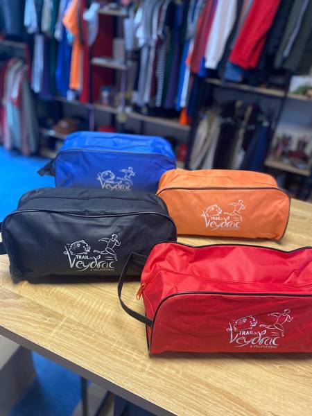 Goodies et objets publicitaires personnalisés pour le Trail de Veydrac : tour de cou en impression total sublimation, sacs en sérigraphie et accessoires événementiels pour une visibilité durable.