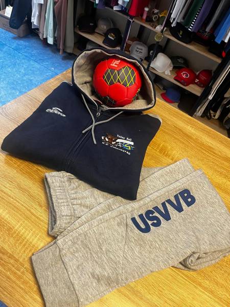 Vestes et joggings ELDERA personnalisés – Broderie textile – Club de sport  USVVB Volley Villeveyrac (Hérault)