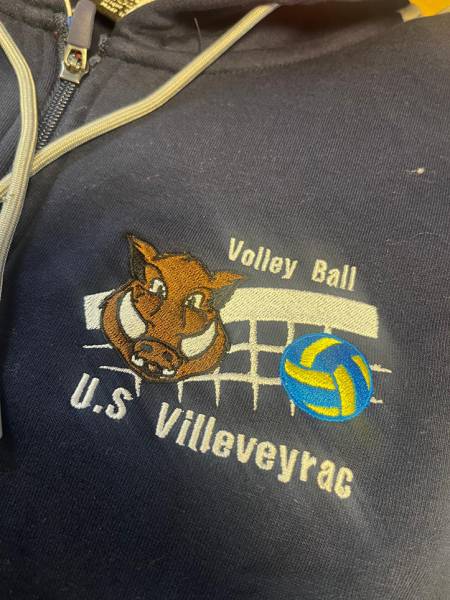 Vestes et joggings ELDERA personnalisés – Broderie textile – Club de sport  USVVB Volley Villeveyrac (Hérault)