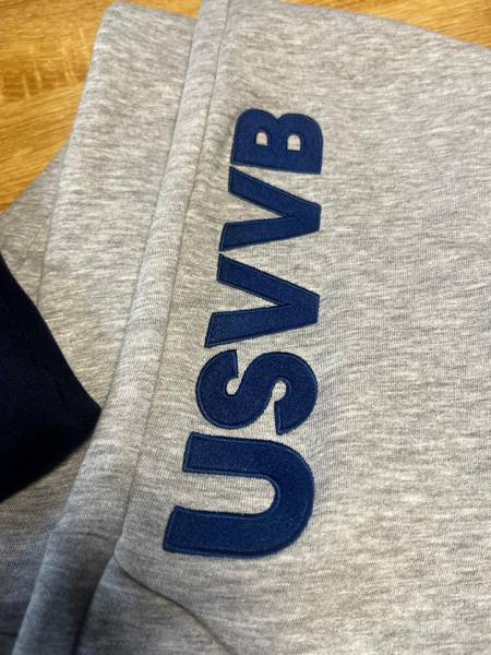 Vestes et joggings ELDERA personnalisés – Broderie textile – Club de sport  USVVB Volley Villeveyrac (Hérault)