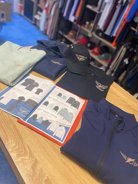 Fourniture, impression et broderie textile pour l’Aéroclub de l’Hérault à Mauguio : polos, vestes et sweat bomber personnalisés pour les adhérents.