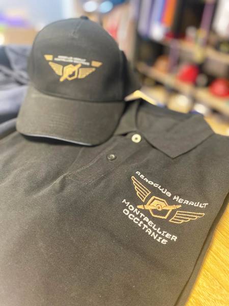 Fourniture, impression et broderie textile pour l’Aéroclub de l’Hérault à Mauguio : polos, vestes et sweat bomber personnalisés pour les adhérents.