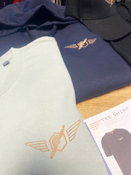 Fourniture, impression et broderie textile pour l’Aéroclub de l’Hérault à Mauguio : polos, vestes et sweat bomber personnalisés pour les adhérents.