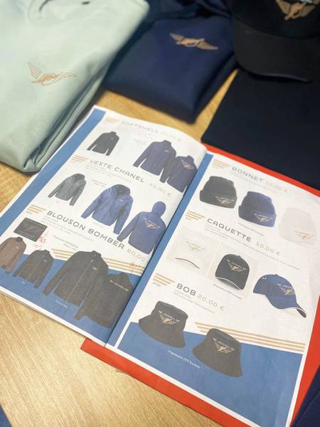Fourniture, impression et broderie textile pour l’Aéroclub de l’Hérault à Mauguio : polos, vestes et sweat bomber personnalisés pour les adhérents.