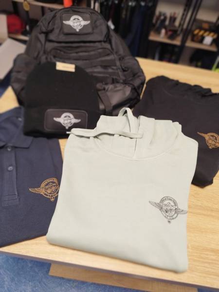 Textile personnalisé pour club sportif : polos, sweats, vestes et tee-shirts avec broderie et impression DTF – boutique en ligne dédiée Aéroclub d’Oloron-Herrère.