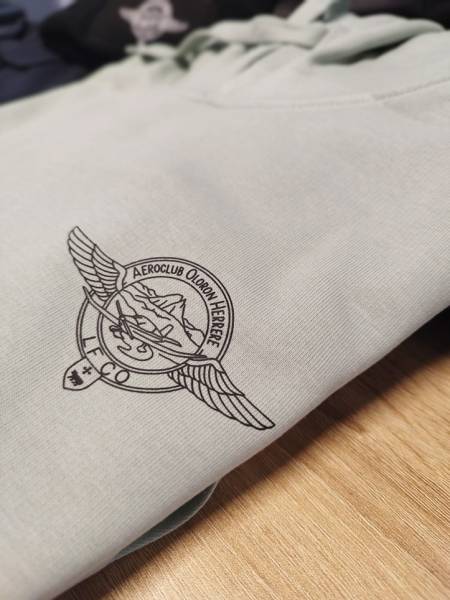 Textile personnalisé pour club sportif : polos, sweats, vestes et tee-shirts avec broderie et impression DTF – boutique en ligne dédiée Aéroclub d’Oloron-Herrère.