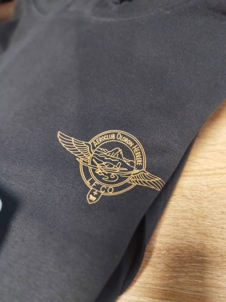 Textile personnalisé pour club sportif : polos, sweats, vestes et tee-shirts avec broderie et impression DTF – boutique en ligne dédiée Aéroclub d’Oloron-Herrère.