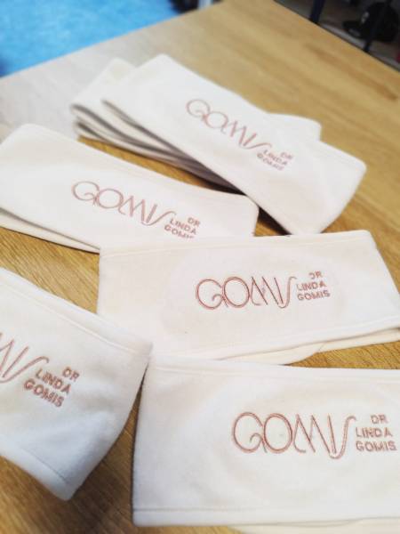 Broderie personnalisé sur bandeau de protection éponge, pour le Docteur Linda GOMIS à Montpellier, Hérault, Région Occitanie