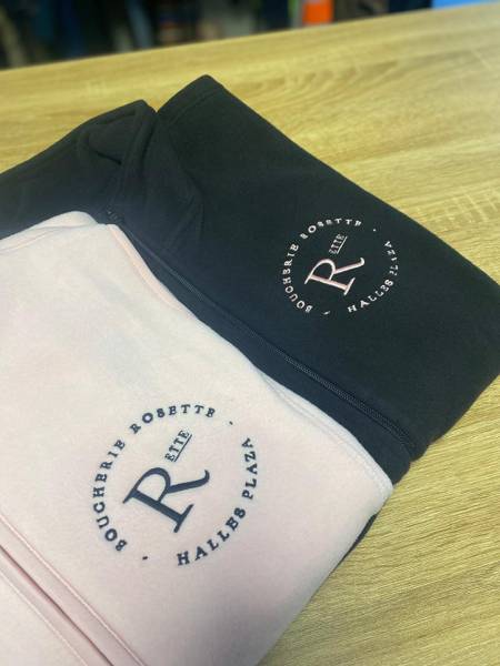 Fourniture, impression DTF et broderie sur tee-shirts et polaires pour la Boucherie Rosette à Montpellier en région Occitanie. Textiles professionnels personnalisés.