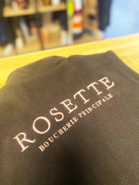 Fourniture, impression DTF et broderie sur tee-shirts et polaires pour la Boucherie Rosette à Montpellier en région Occitanie. Textiles professionnels personnalisés.