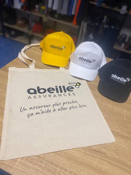Impression de tote bags et impression casquettes pour l’Association Abeilles : impression sérigraphie textile et impression DTF de qualité professionnelle.