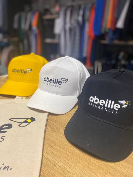 Impression de tote bags et impression casquettes pour l’Association Abeilles : impression sérigraphie textile et impression DTF de qualité professionnelle.