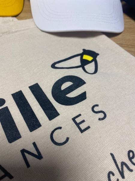 Impression de tote bags et impression casquettes pour l’Association Abeilles : impression sérigraphie textile et impression DTF de qualité professionnelle.