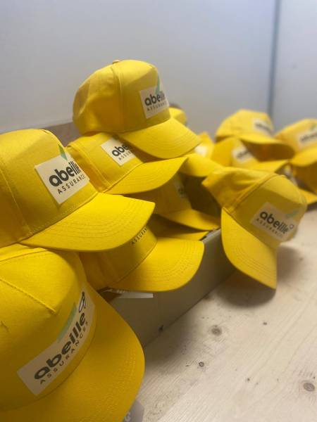 Impression de tote bags et impression casquettes pour l’Association Abeilles : impression sérigraphie textile et impression DTF de qualité professionnelle.