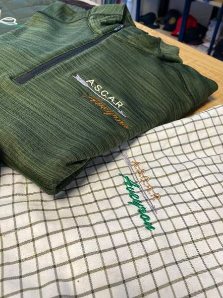 sweat 1/4 zip brodé
