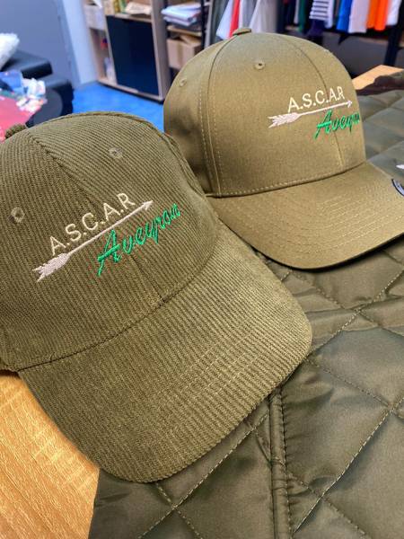 Broderie casquette velours