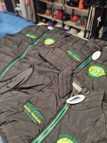 Doudoune légère brodée Club de boule, Hérault