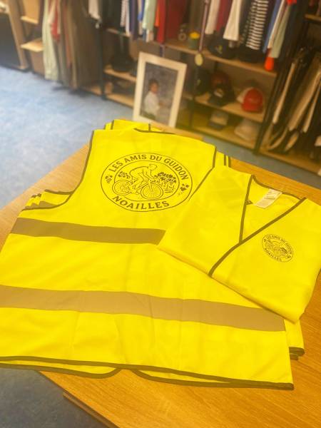 Gilets de sécurité personnalisés avec impression DTF pour Les Amis du Guidon à Noailles (Tarn) – marquage textile durable pour visibilité et sécurité des associations