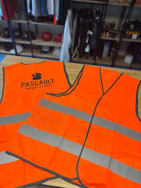 Gilets de sécurité EPI personnalisés pour chantier : marquage textile et impression professionnelle pour vêtements de travail haute visibilité.