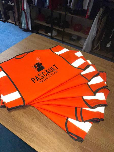 Gilets de sécurité EPI personnalisés pour chantier : marquage textile et impression professionnelle pour vêtements de travail haute visibilité.